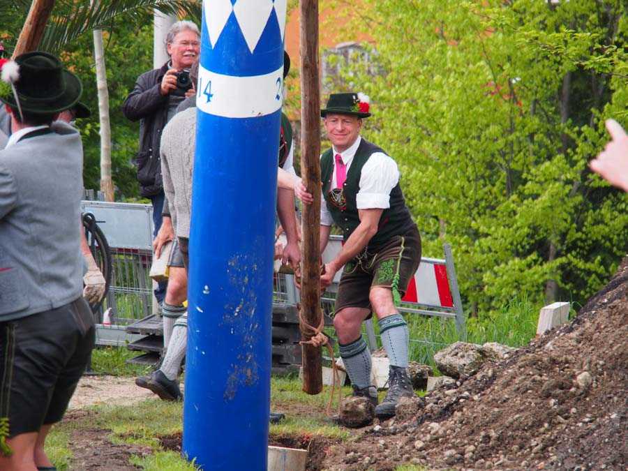 maibaum_aufstellen_rosenheim_079