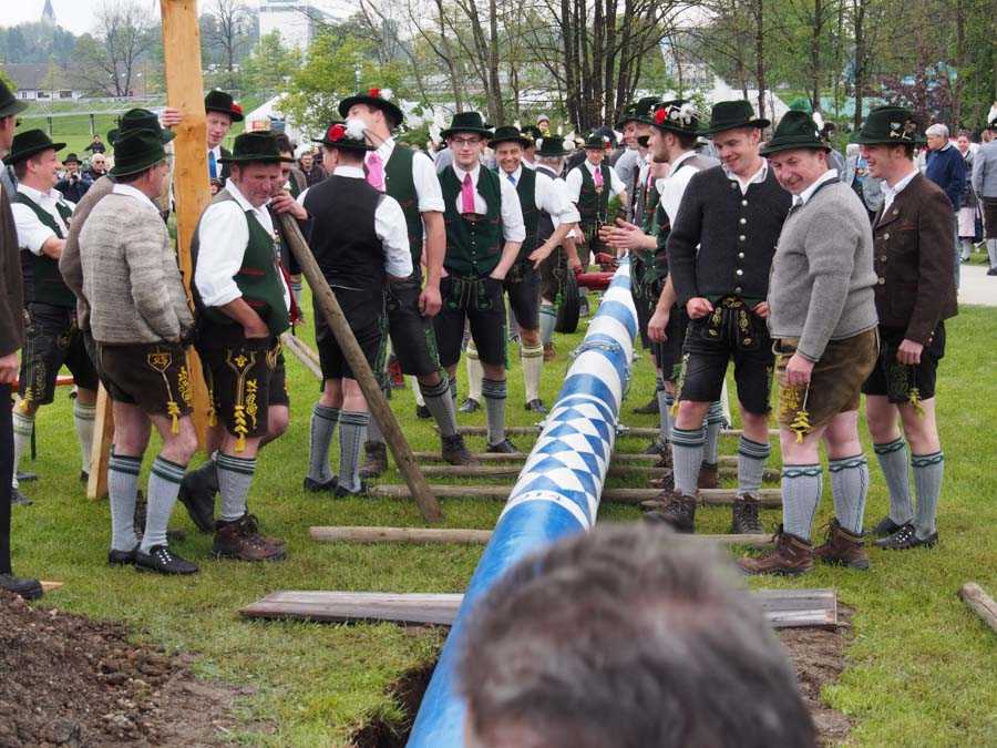 maibaum_aufstellen_rosenheim_024