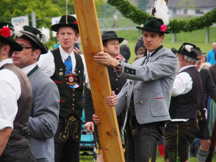 maibaum_aufstellen_rosenheim_040