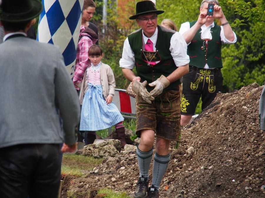 maibaum_aufstellen_rosenheim_069