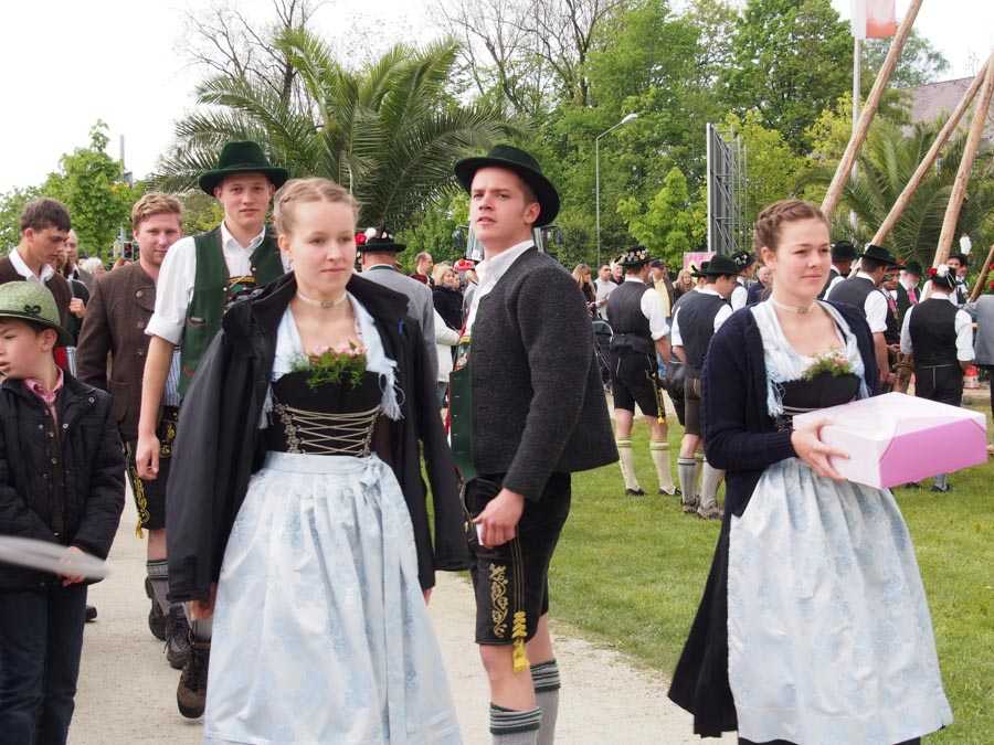 maibaum_aufstellen_rosenheim_078