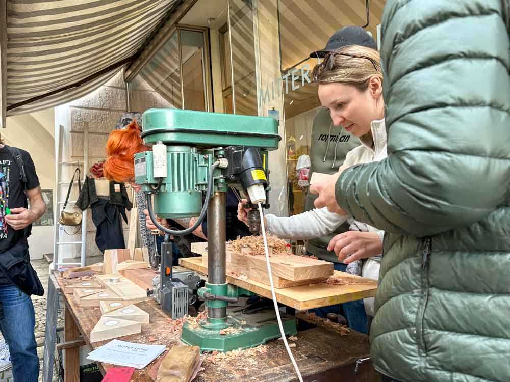 Vor dem Mitter-Store mit Rotmilan einen eigenen Holz-Teelichthalter bauen