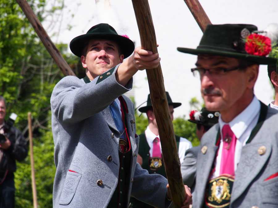 maibaum_aufstellen_rosenheim_053