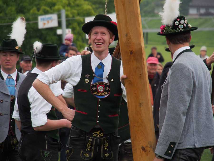 maibaum_aufstellen_rosenheim_044
