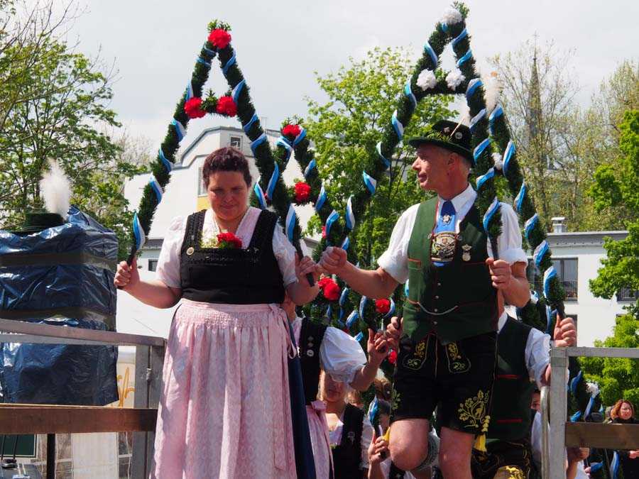 maibaum_aufstellen_rosenheim_106