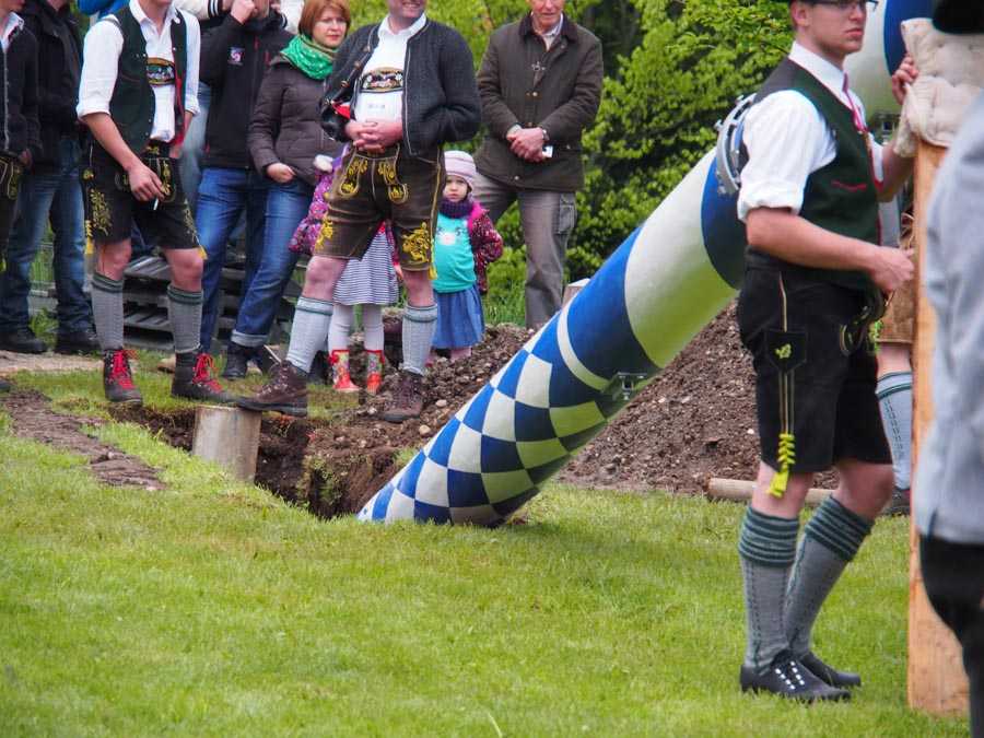 maibaum_aufstellen_rosenheim_047