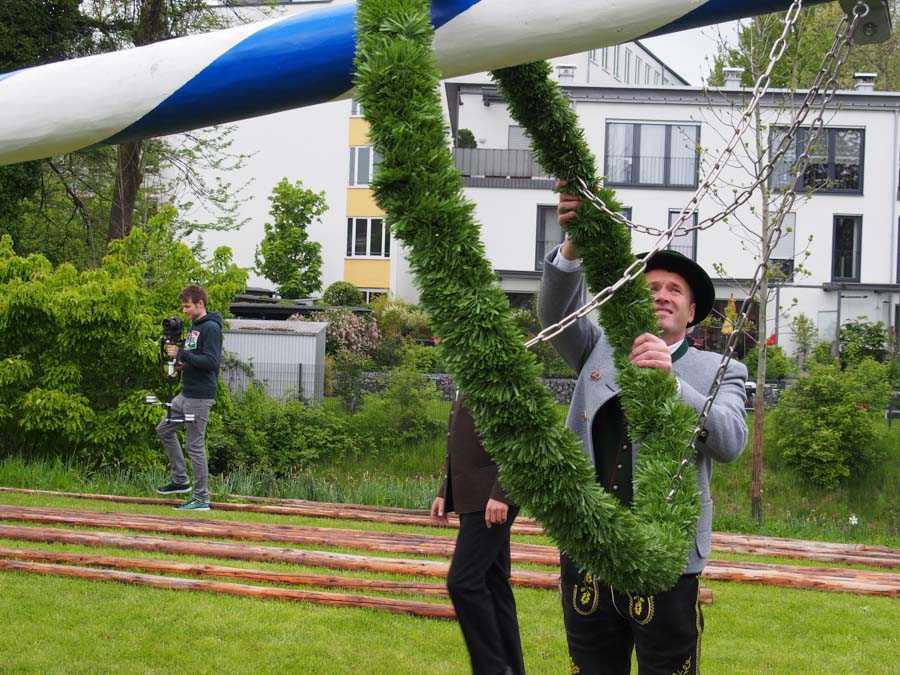 maibaum_aufstellen_rosenheim_035