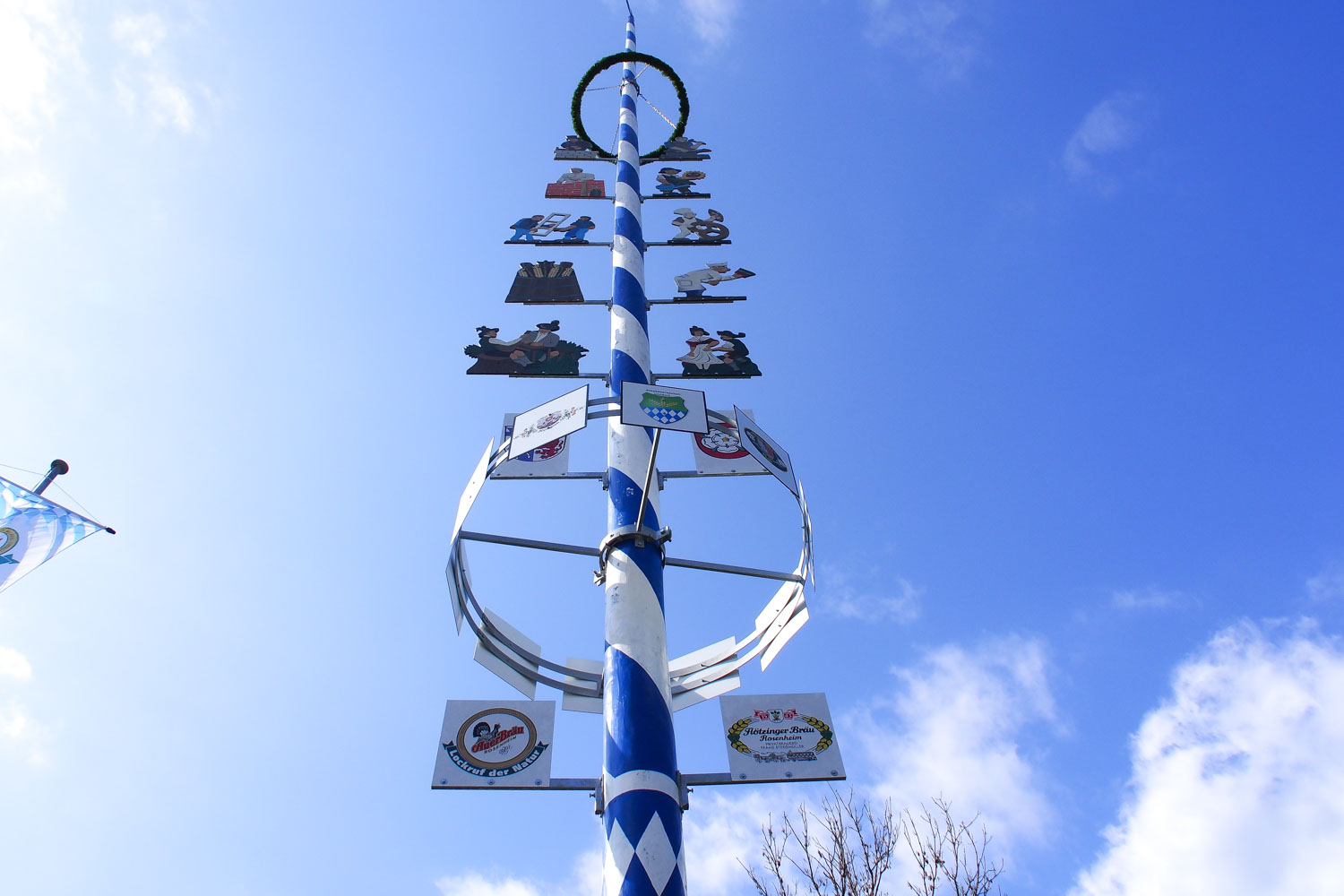 Maibaum Rosenheim im Mangfallpark Süd