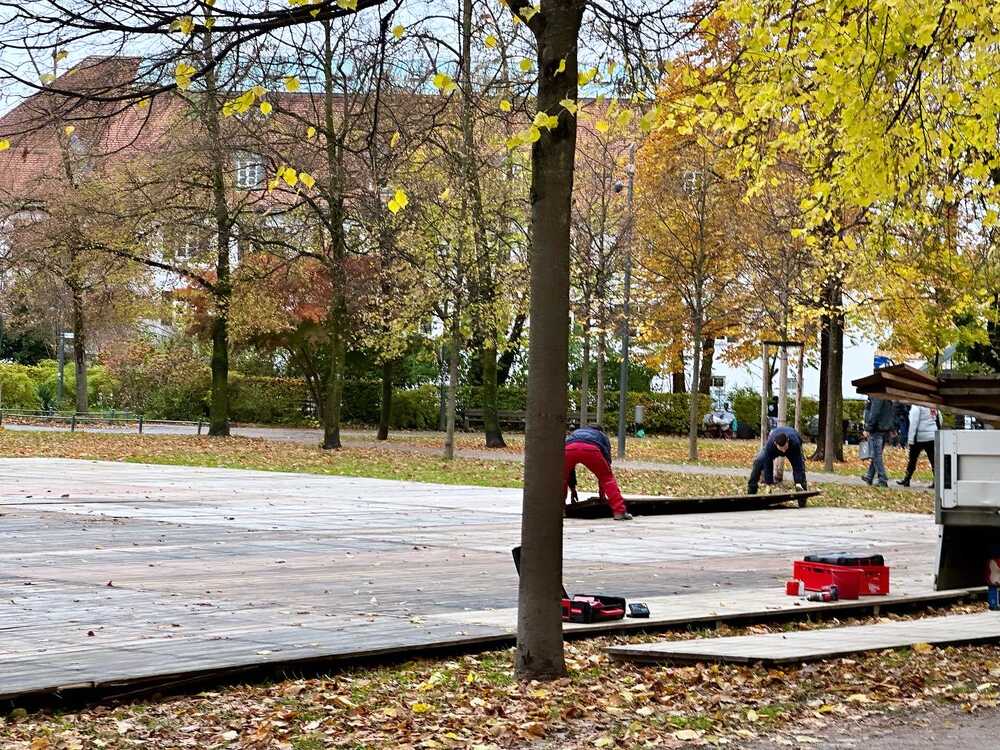 aufbau eislaufbahn winterzauber salingarten rosenheim 02