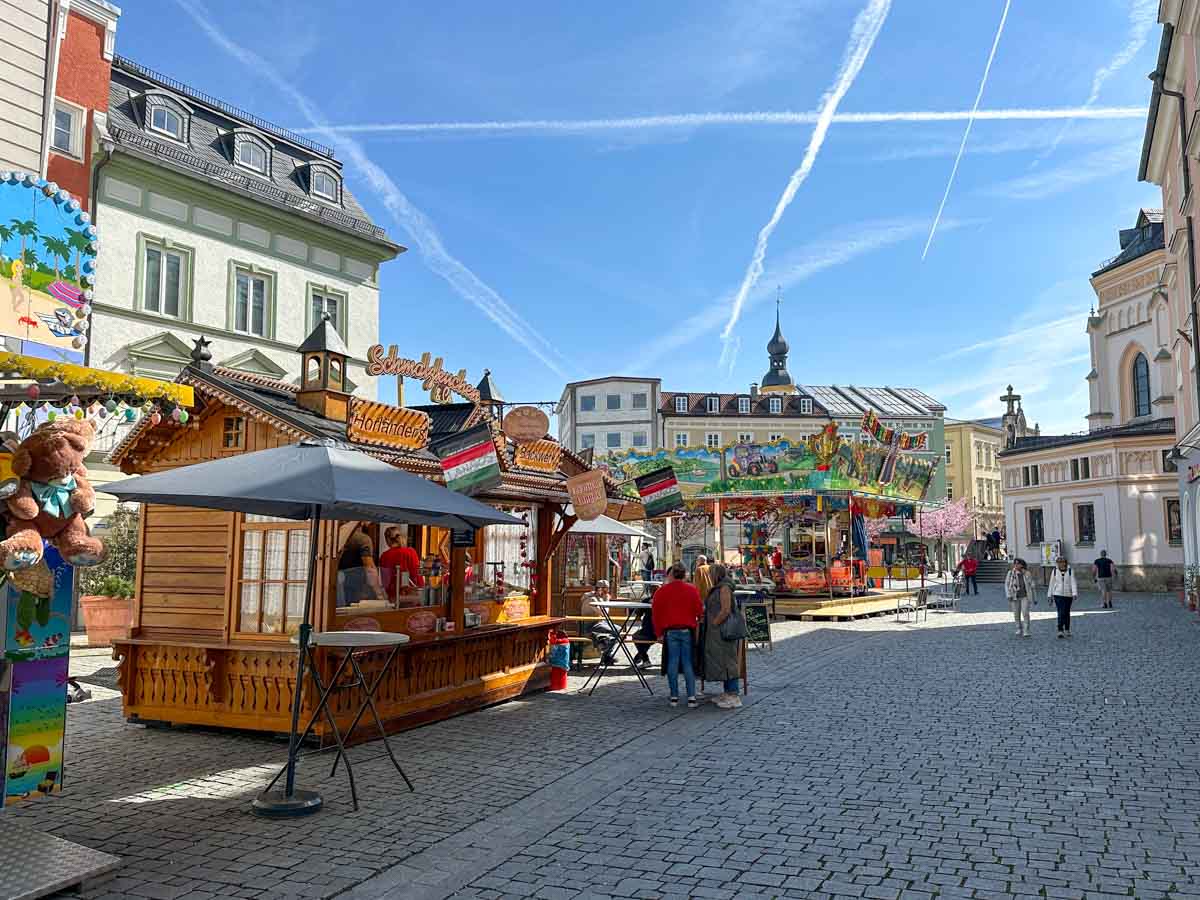 »Frühling in Rosenheim« Schausteller-Buden in der Innenstadt