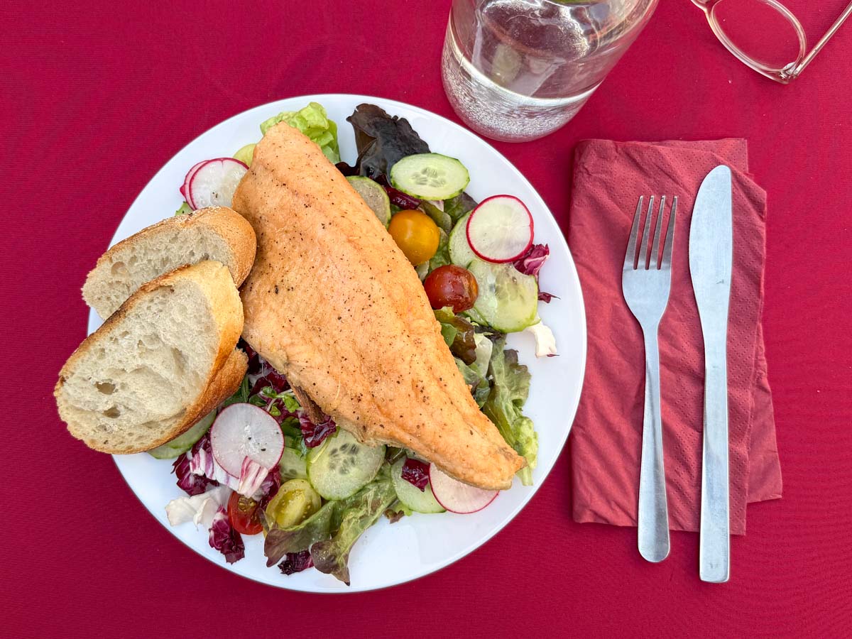 Sommersalat mit gebackenen Forellenfilet am Fischstand vom Walter