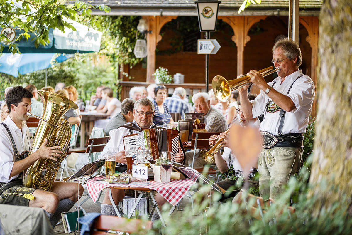 Bayerische Blas-und Volksmusik im Biergarten