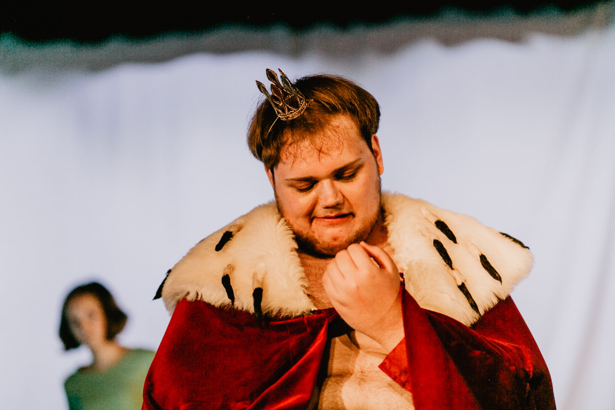 der kleine prinz daniel hutter als koenig copyright carina pilz