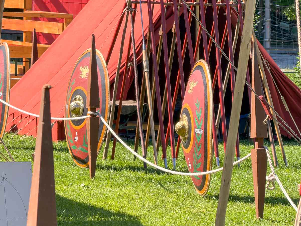 Römerfest Schild und Speer