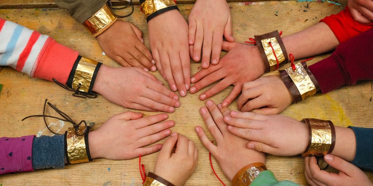 RÖMER-Familienworkshop Armband im Lokschuppen Rosenheim