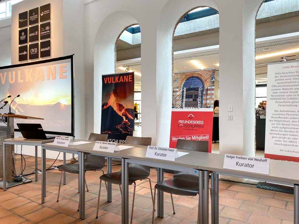 Blick in die Lokschuppen Eingangshalle bei der Pressekonferenz VULKANE