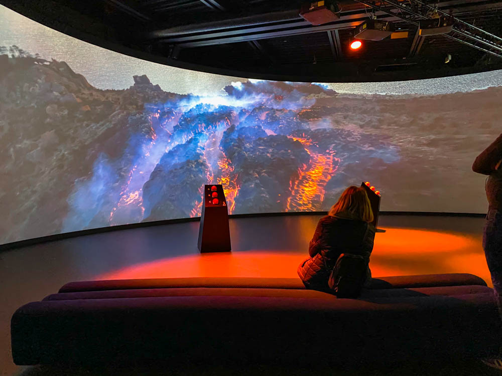 Auf 90m² multimediale Inszenierung eines Vulkanausbruchs