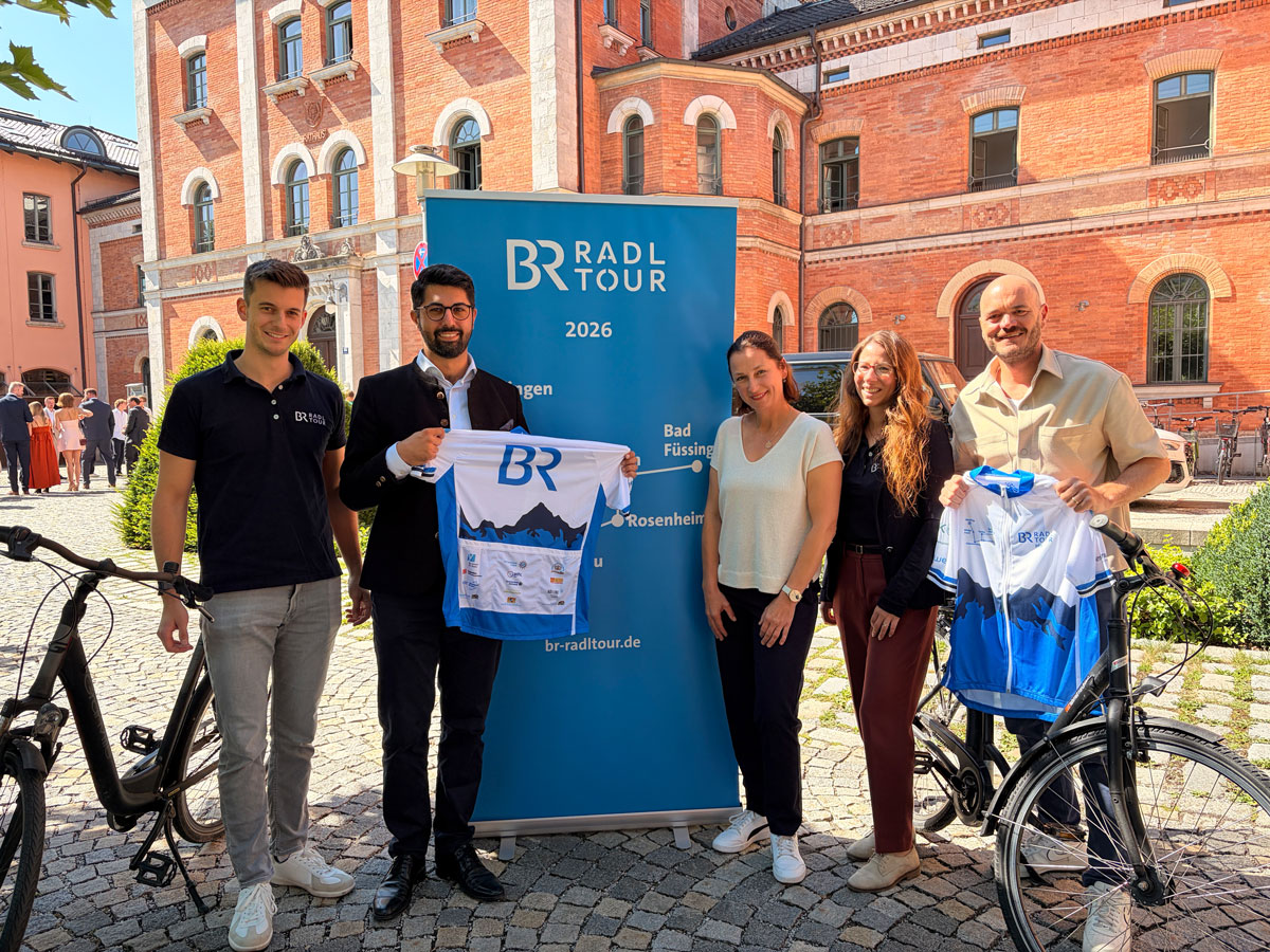 BR-Radltour-Team mit OB Abuzar Erdogan und Stadtmarketing-Leiterin Judith Gebhart de Ginsberg