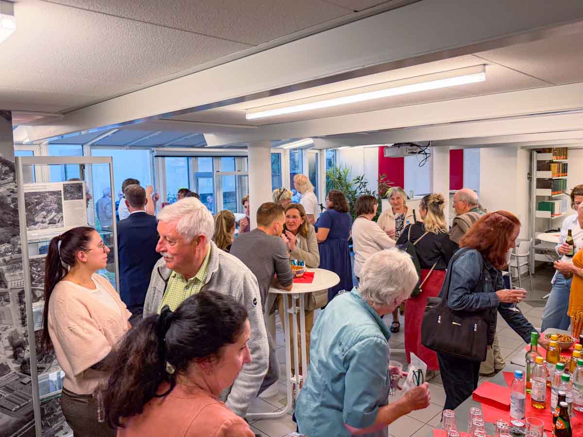 Gäste Eröffnung Ausstellungsfläche Stadtarchiv