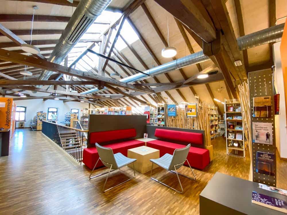 stadtbibliothek jugendbereich dachgeschoss credit stadttipps rosenheim