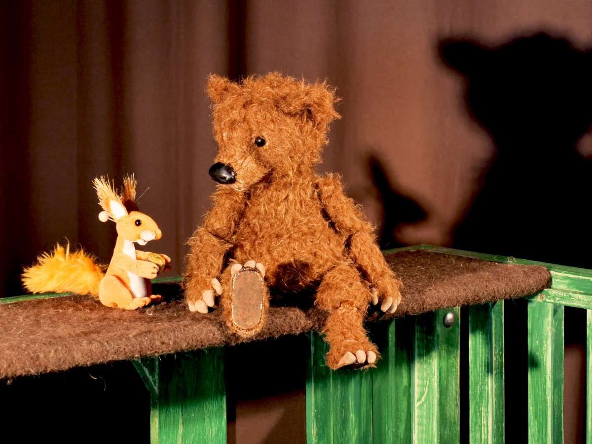 Kindertheater »Bär hat es schwer« auf der Bühne im Lokschuppen