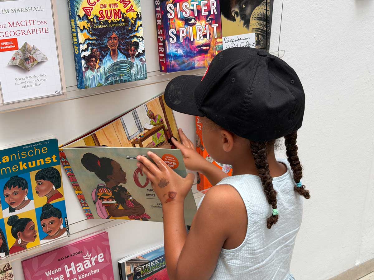 Ausstellungsbesuch »Big Promises« zum Afrikafest