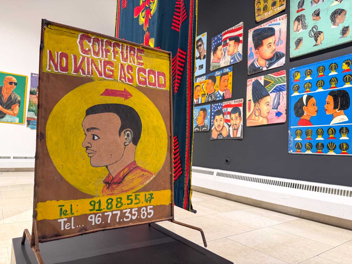 Handgemaltes Coiffeur-Schild Ausstellung Big Promises