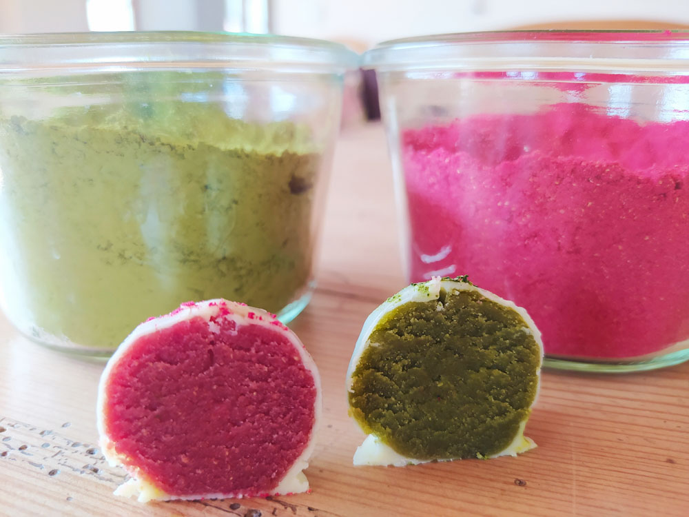 Matcha Himbeer Kugeln mit Pflanzenpulver bei Treffpunkt Grün Andrea Illguth