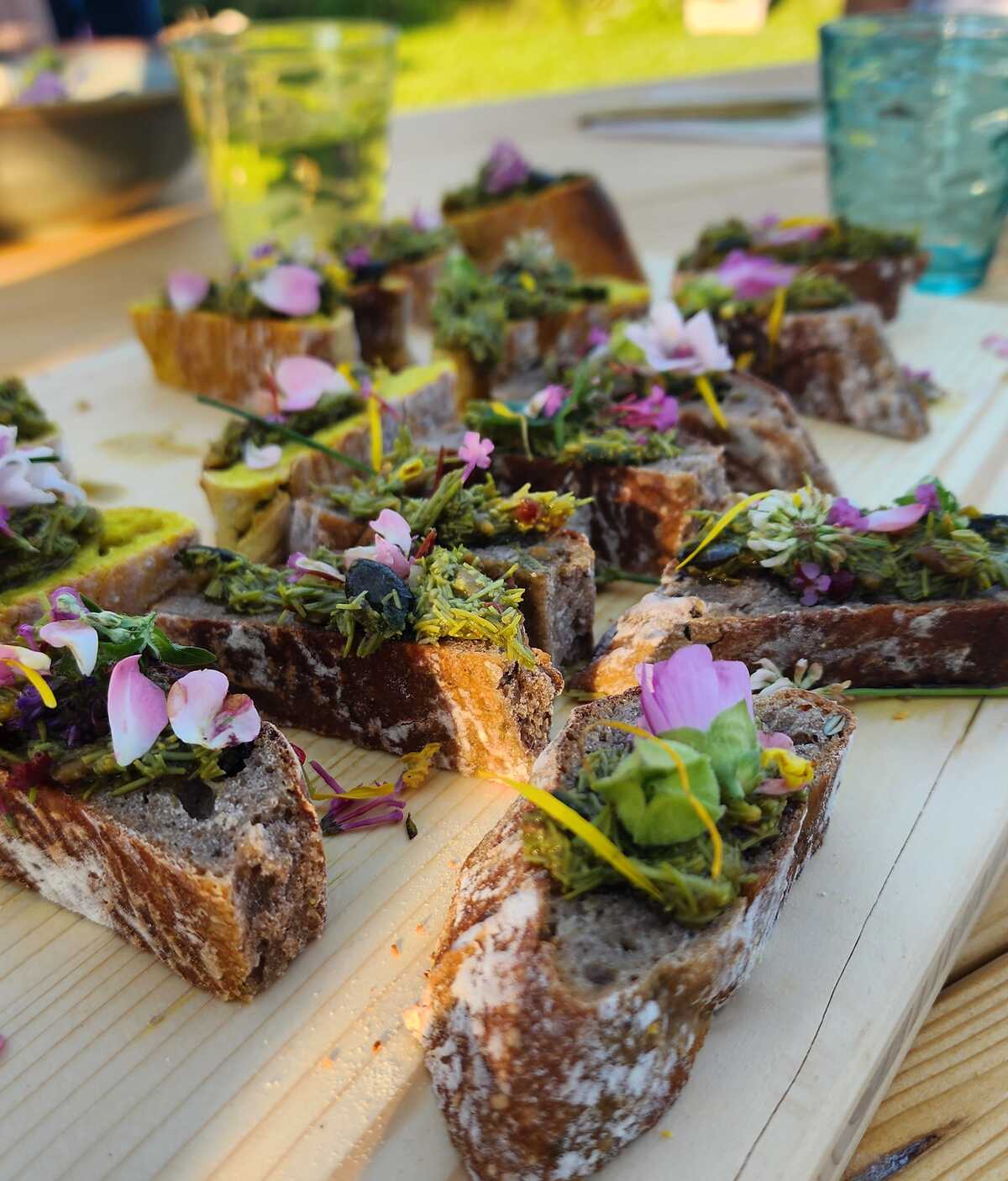 Kochen & Brotbacken mit heimischen Blättern der Bäume