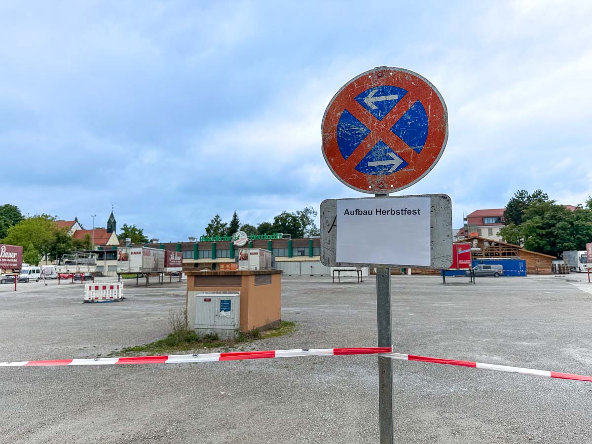 Aufbauarbeiten auf der Loretowiese in Rosenheim mit Absperrungen für den Parkplatz