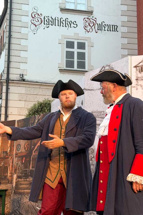 Stadtspiel »Hoch hinaus oder Die Weltverbesserer« am Ludwigsplatz