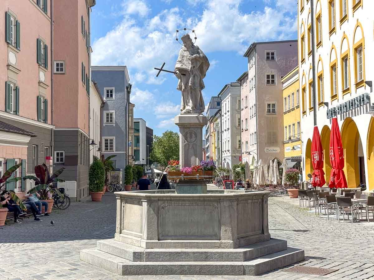 Nepomuk Brunnen am Max-Josefs-Platz