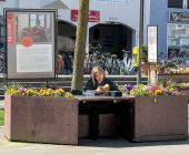 Lesen am Salzstadel vor der Stadtbibliothek