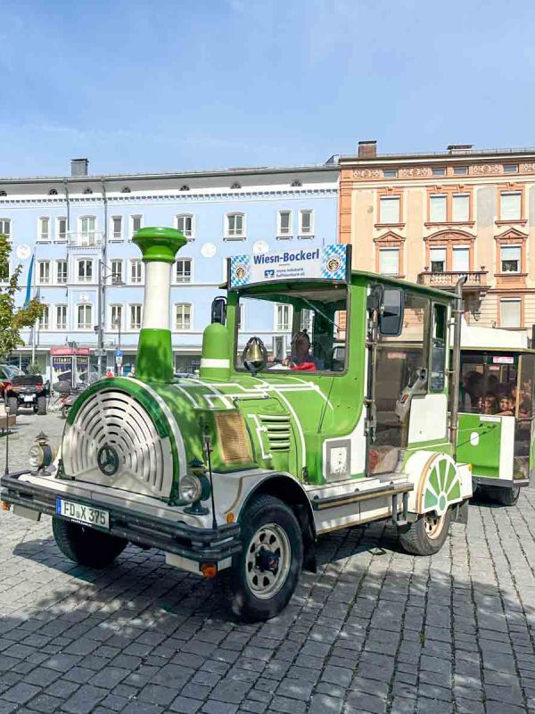 Mit dem Wiesn-Bockerl vom Bahnhof zum Herbstfest