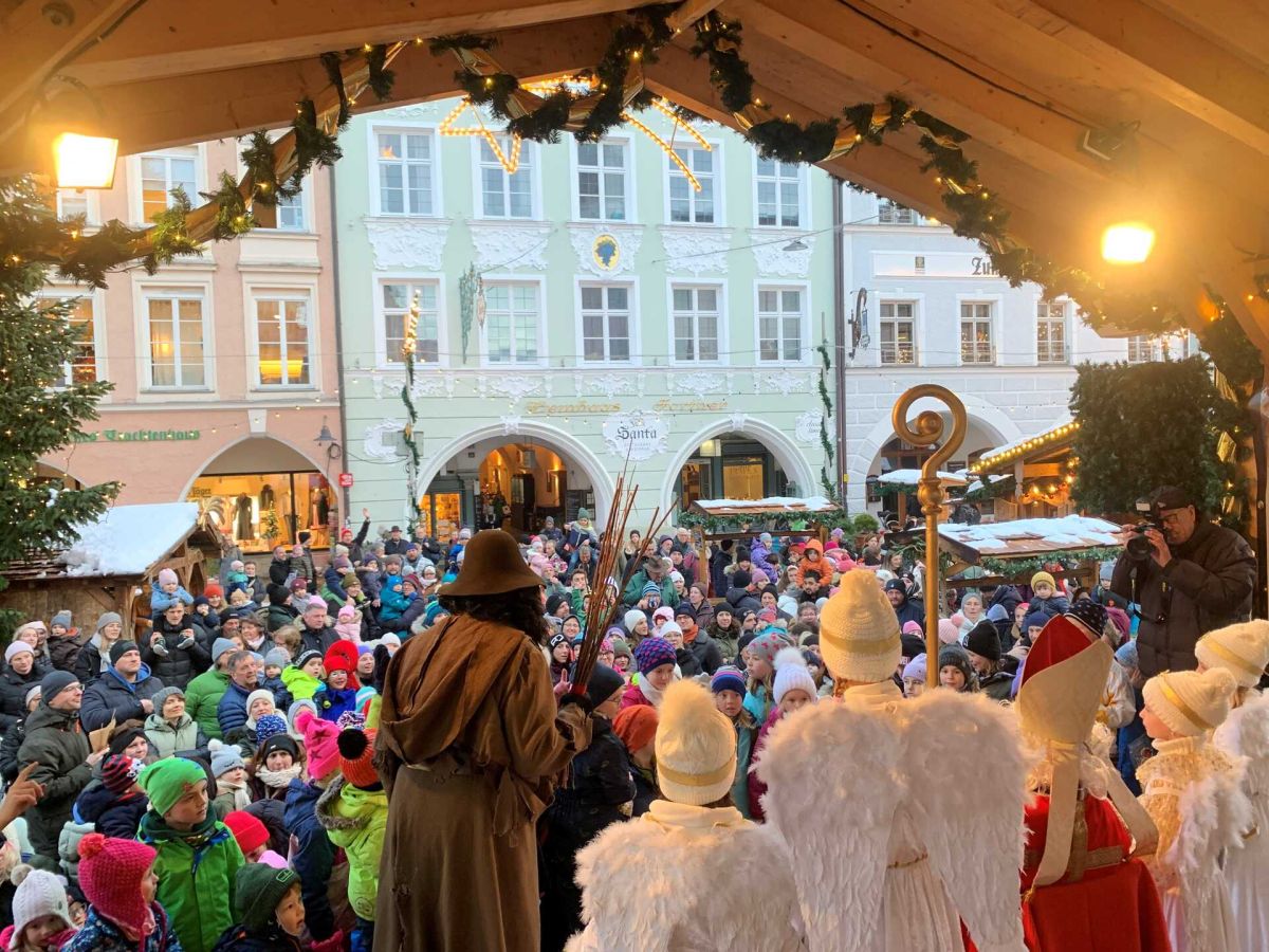 Nikolaus kommt auf den Christkindlmarkt Rosenheim