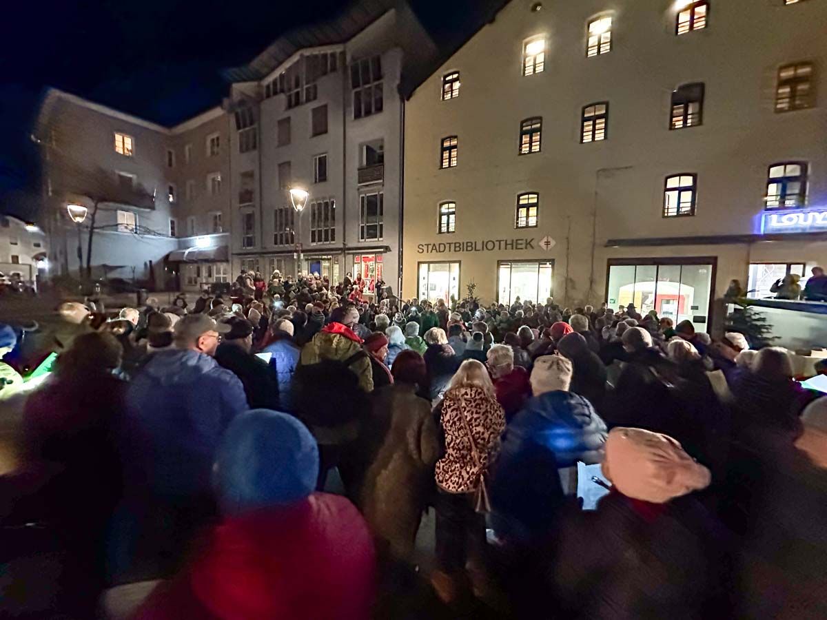 OVB Weihnachtssingen vor der Stadtbibliothek Rosenheim