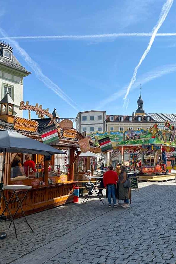 »Frühling in Rosenheim« Schausteller-Buden in der Innenstadt