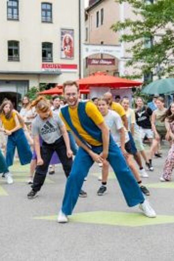 Faire Modenschau vor der Stadtbibliothek Rosenheim