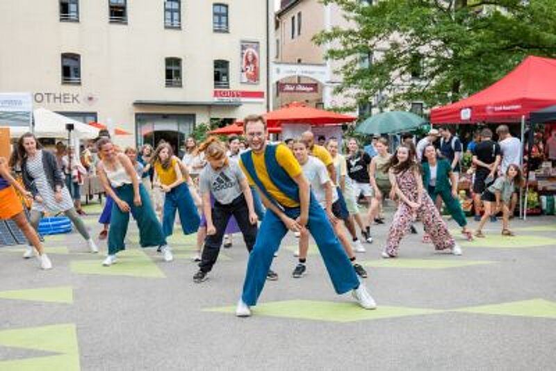 Faire Modenschau vor der Stadtbibliothek Rosenheim