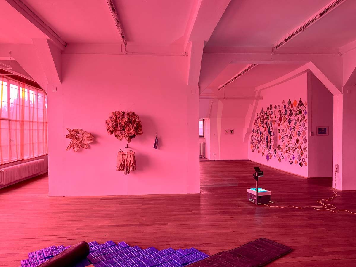 Blick in die Ausstellung »Rettet die Zärtlichkeit!« im Kunstverein Rosenheim