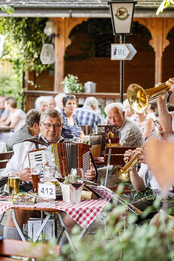 Bayerische Blas-und Volksmusik im Biergarten