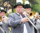 Der Rosenheimer Maibaum steht im Mangfallpark Süd_03