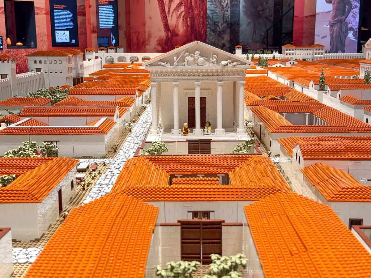 Stadt aus LEGO® Steinen in der Römer Ausstellung im Lokschuppen