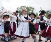 Der Rosenheimer Maibaum steht im Mangfallpark Süd_04