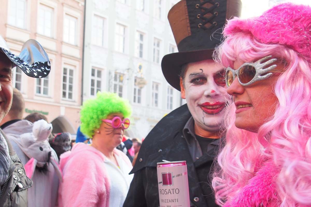 Faschingsdienstag buntes Faschingstreiben in Rosenheim