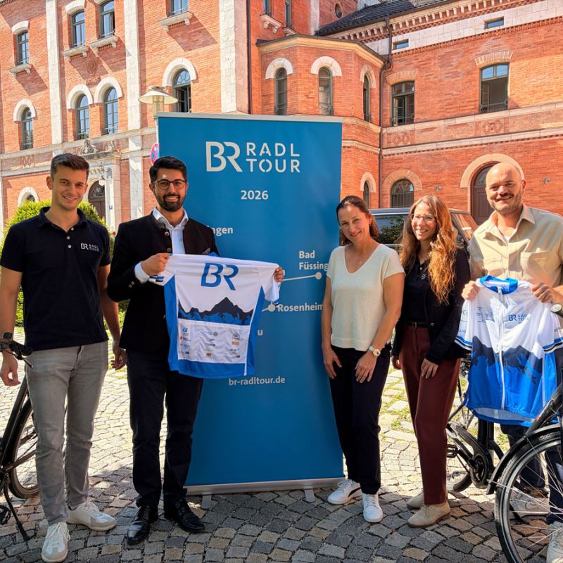 BR-Radltour-Team mit OB Abuzar Erdogan und Stadtmarketing-Leiterin Judith Gebhart de Ginsberg