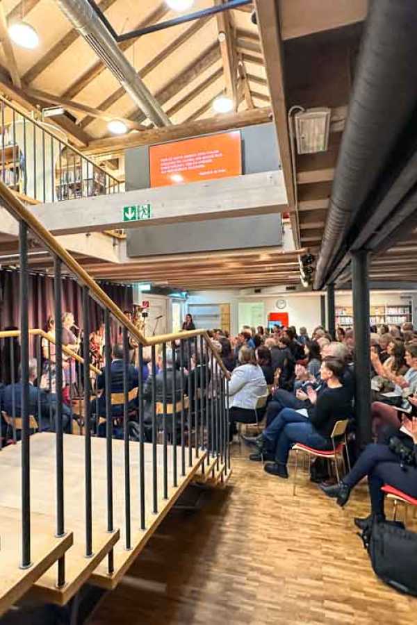 Musik zur blauen Stunde - Klaviermusik zwischen den Bücherregalen