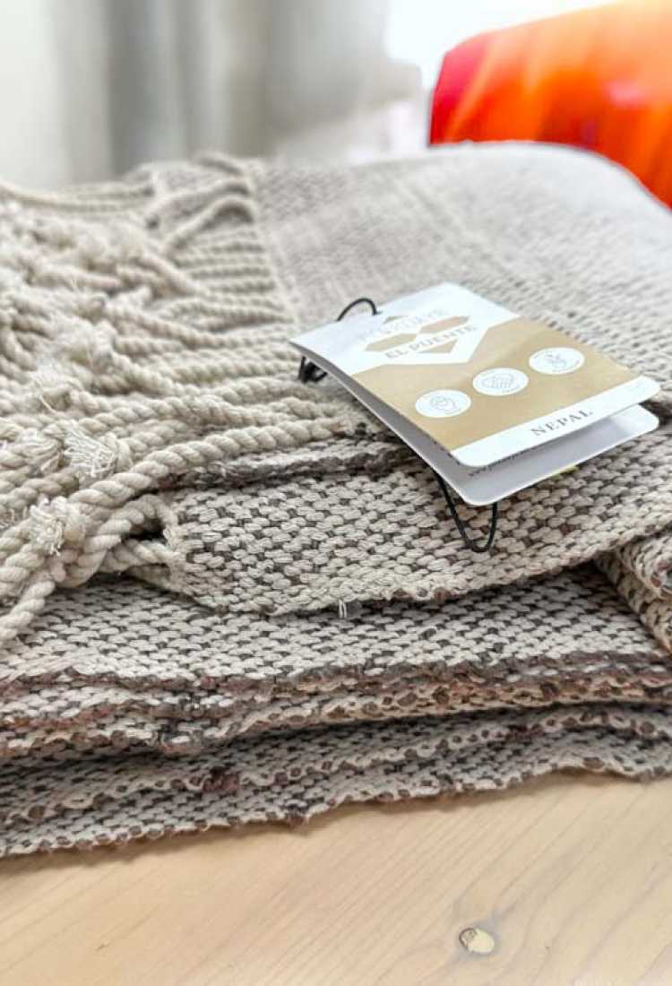 Interior Geschenk: Decke aus Bananenfaser mit Fransen