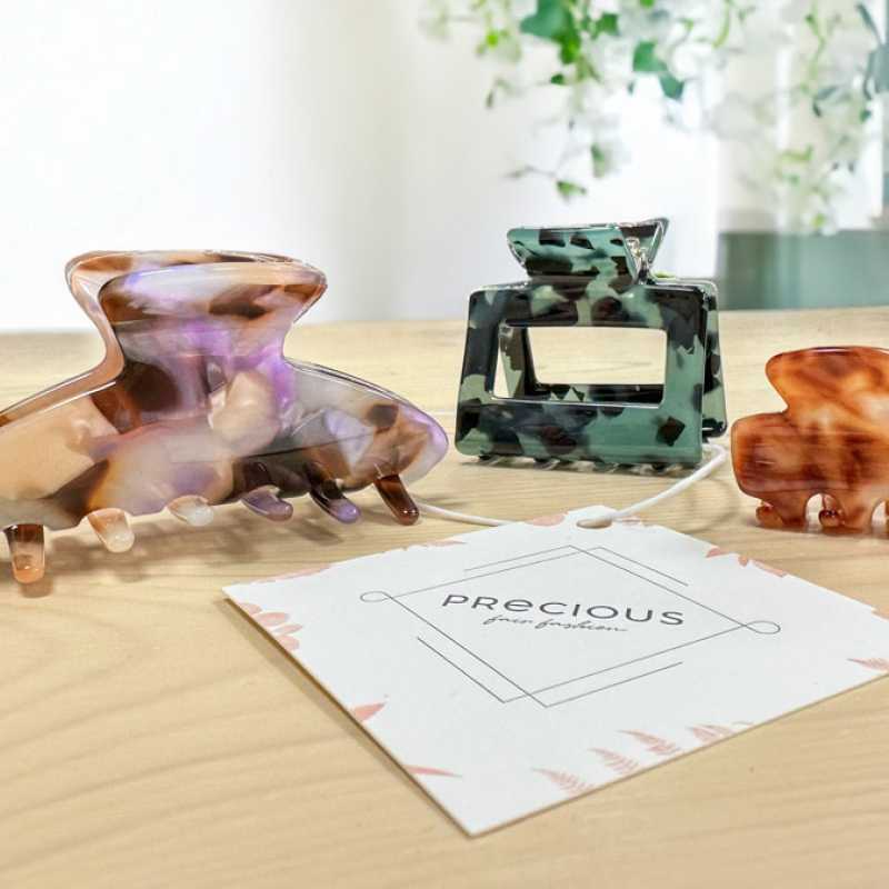 Faire trade Geschenk: Haarspangen aus getrockneter Baumwolle. Erhältlich im Precious Rosenheim.