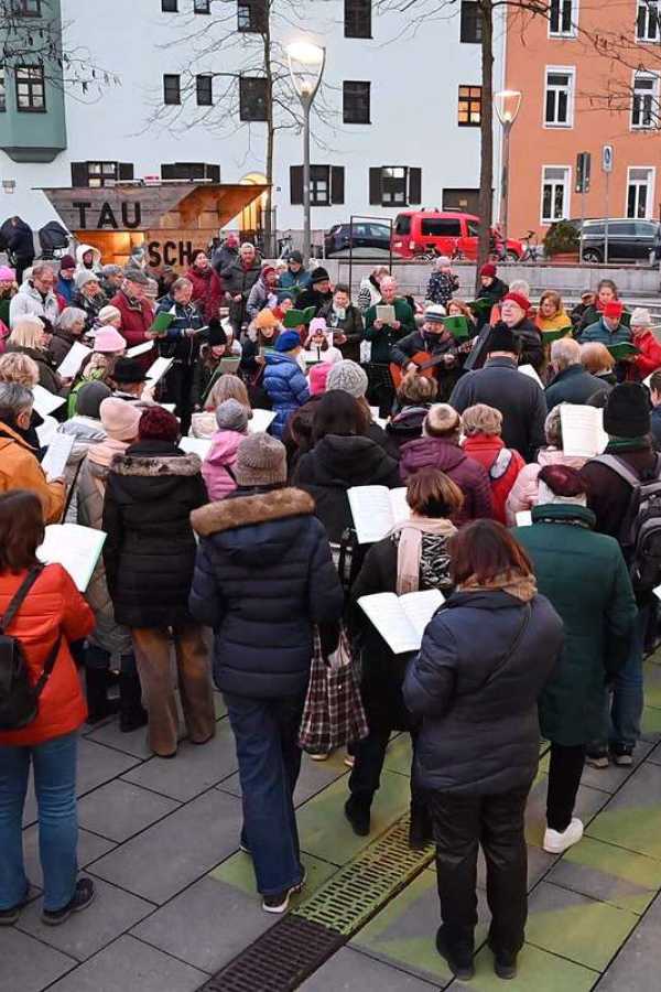 OVB Weihnachtssingen vor der Stadtbibliothek Rosenheim